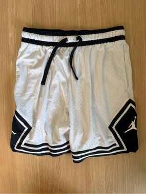 Jordan Men’s White/Black Basketball Shorts Size L